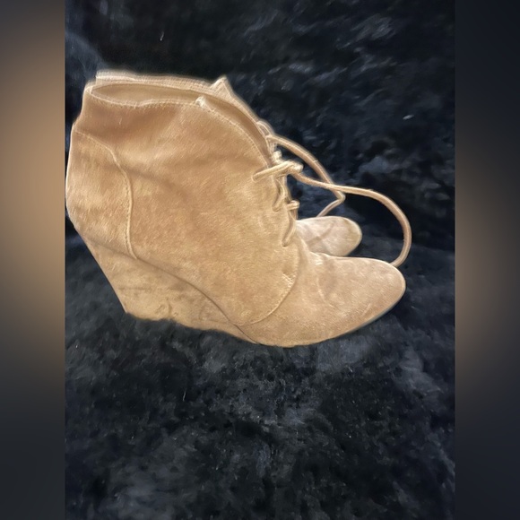 Gorgeous suede ankle boots - Picture 4 of 5